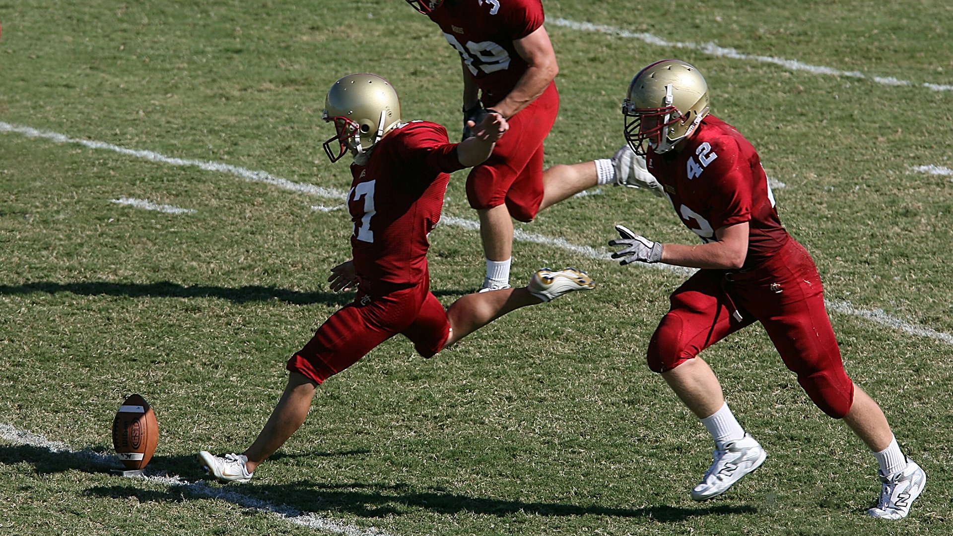 在一次关键比赛里，他用连续的抢断和抢篮板，带领球队取得“逆转”胜利！