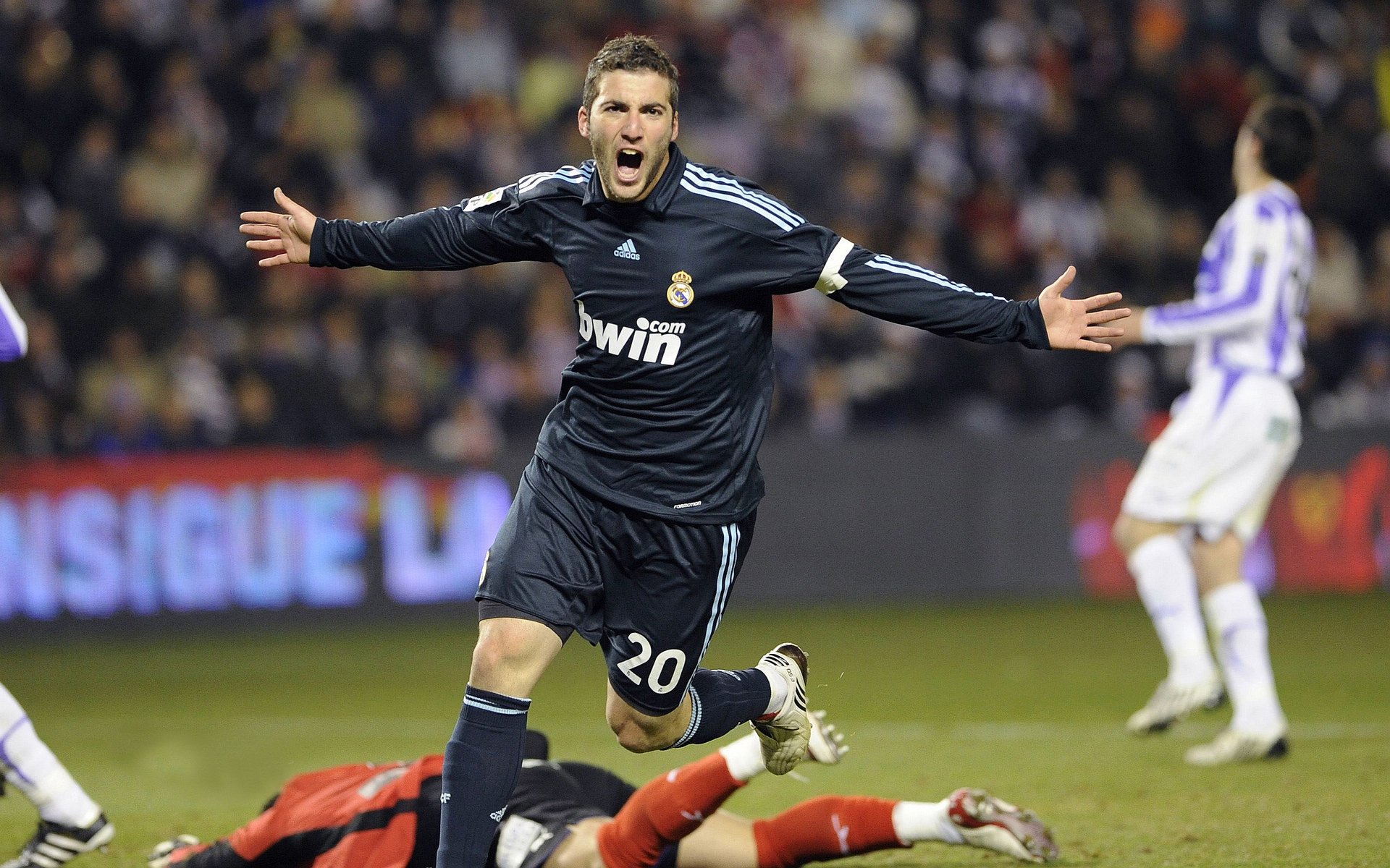 查默斯冲线瞬间引爆全场欢呼，查默斯港